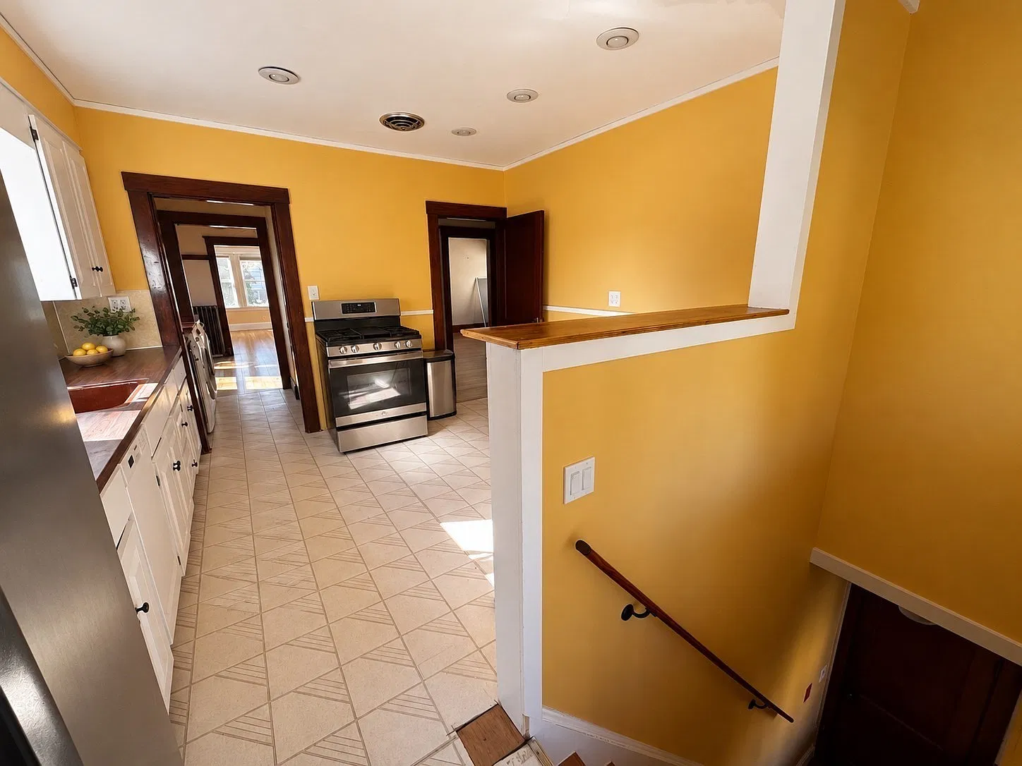3 bed, 2.0 bath, 2300 sqft, $3,600 — Photo 3