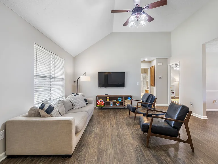 2423 Sawmill St — Photo 5