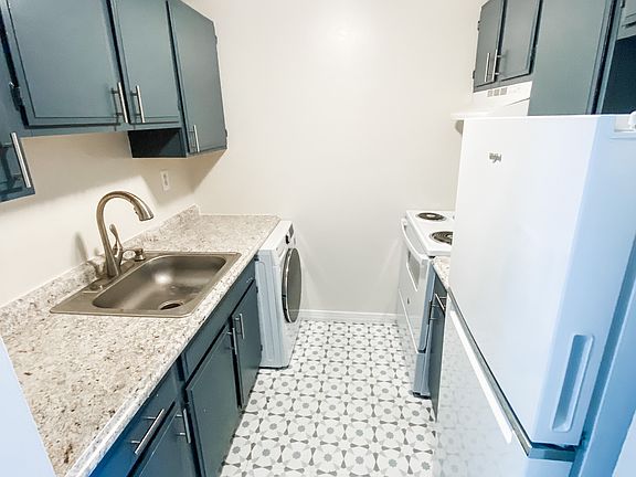 5th image of 2127 Walnut St APT 2R