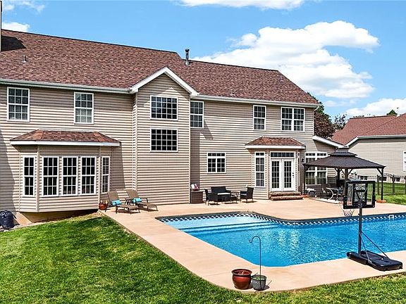 3rd image of 122 Fox Haven Dr