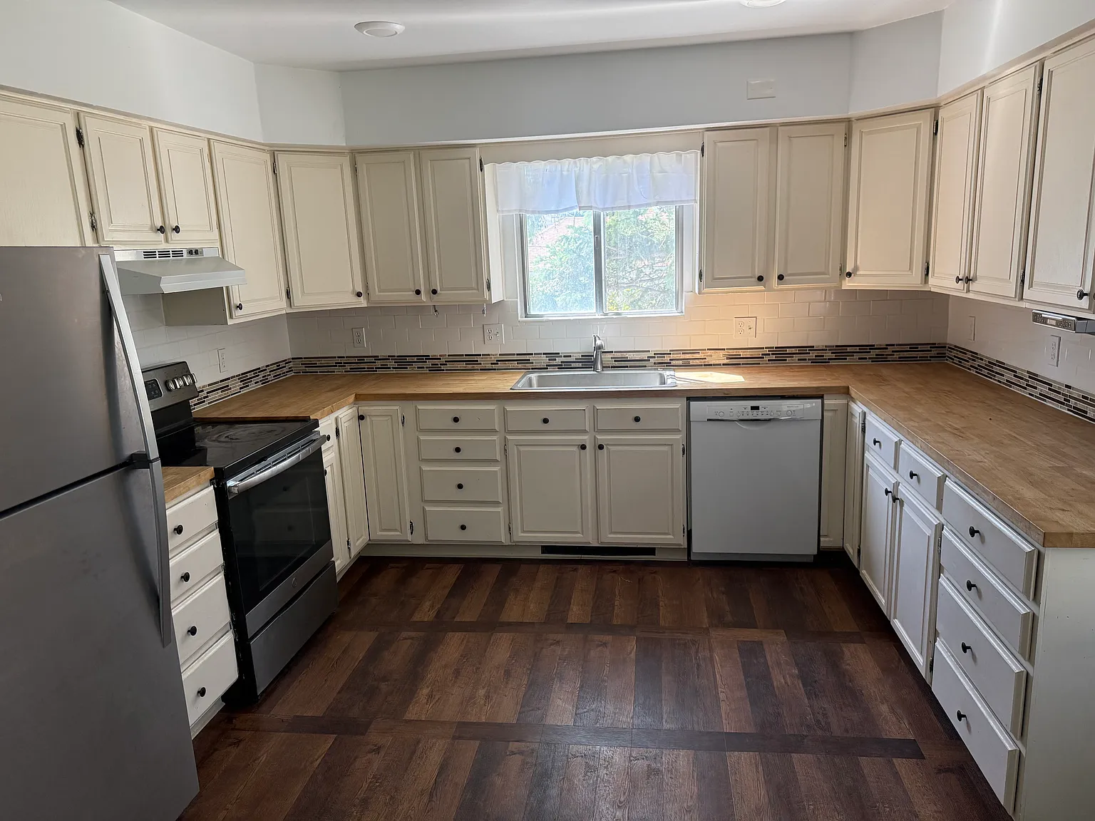 3 bed, 1200 sqft, $1,100 — Photo 3
