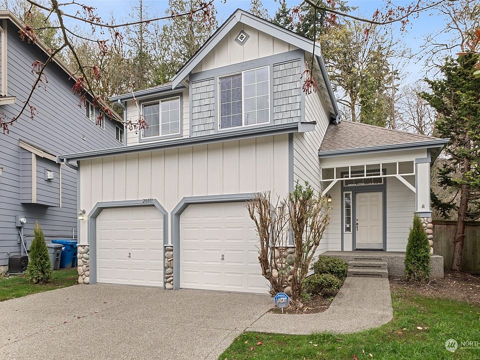 Welcome to this refreshed 2-story in the welcoming Hunter Oaks neighborhood!>