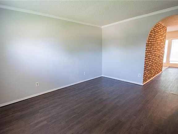 4th image of 3805 Cambridge Dr