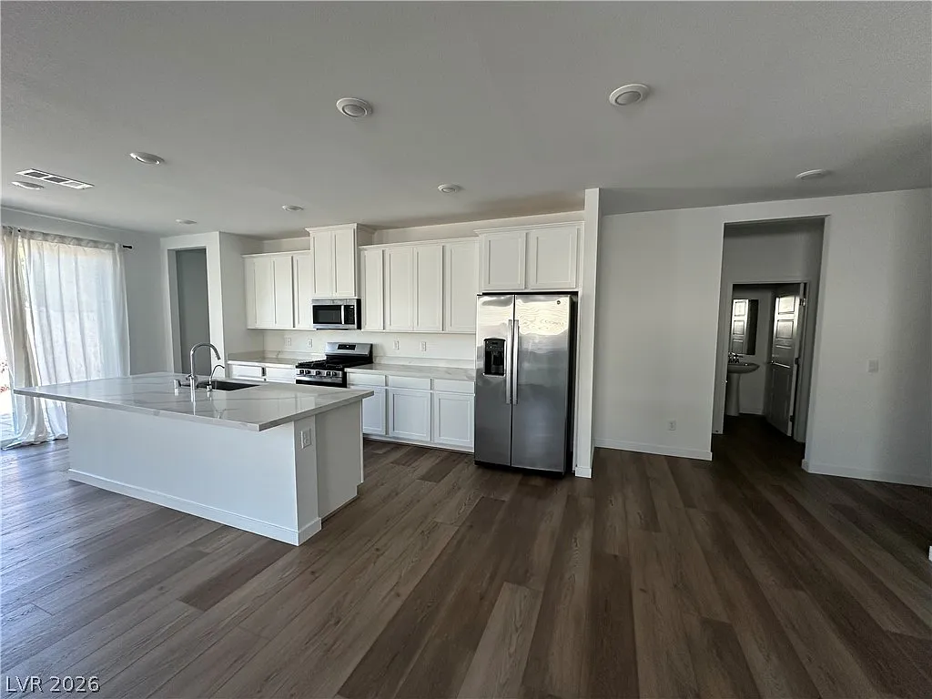 5 bed, 4.5 bath, 3063 sqft, $3,150 — Photo 2