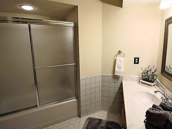 5th image of 430 N Country Way Dr