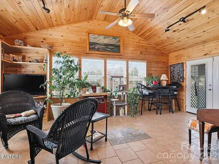 853 Walker Rd — Photo 15