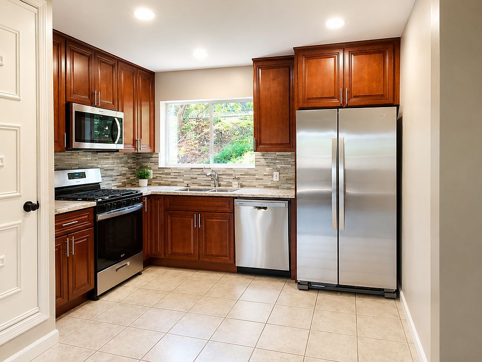 Brand new kitchen and stainless steel appliances