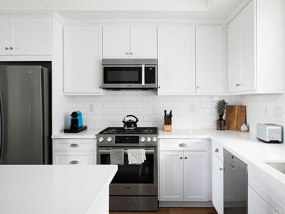4th image of 13151 W Victory Blvd