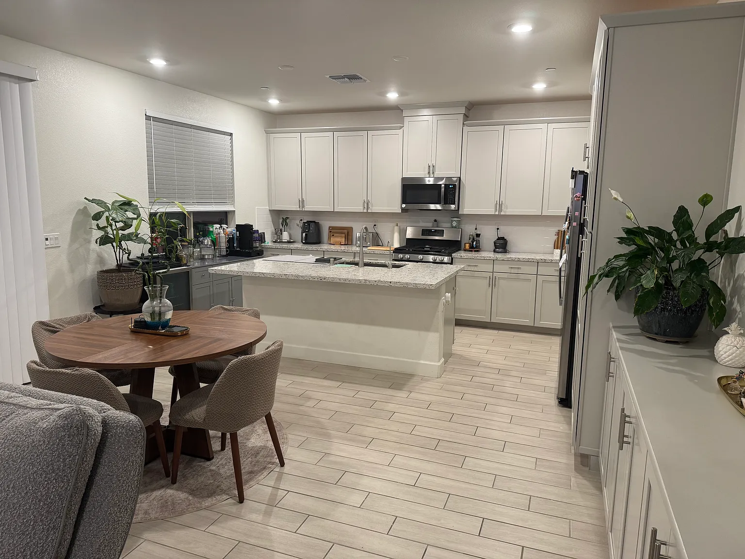 4 bed, 2.5 bath, 1945 sqft, $3,695 — Photo 3