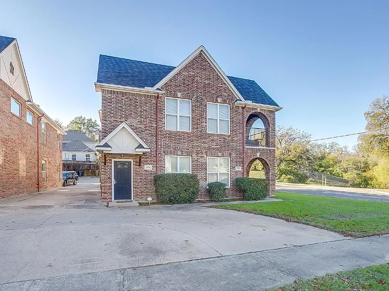 2700 McCart Ave — Photo 3