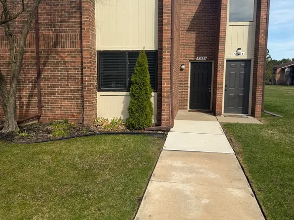 33753 Pondview Cir, Livonia, MI 48152