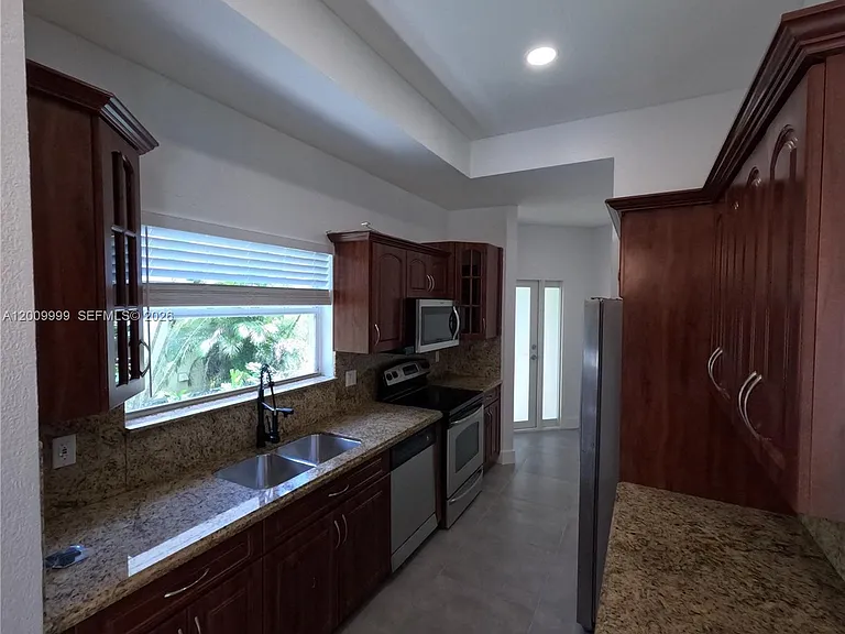 1211 SW 84th Ter — Photo 3