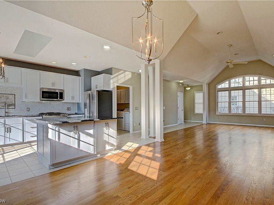 1st image of 8 River Place Dr