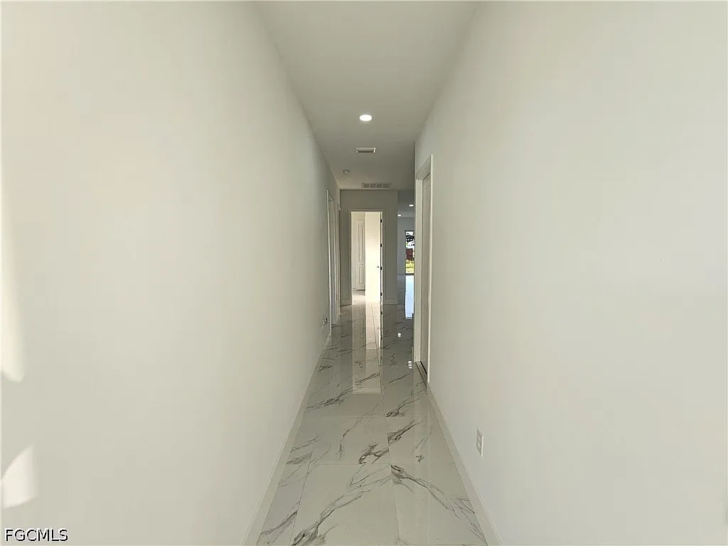 3 bed, 2.0 bath, 1249 sqft, $1,900 — Photo 3
