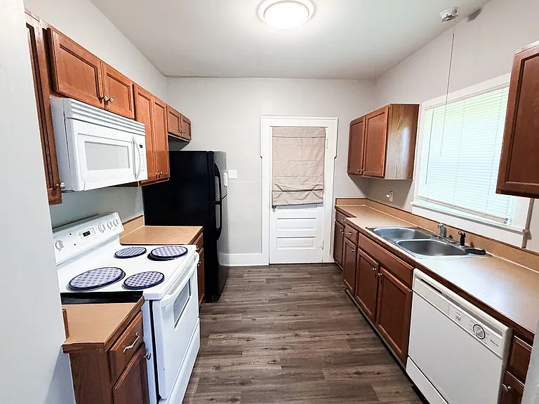 1337 N Waco Ave — Photo 5