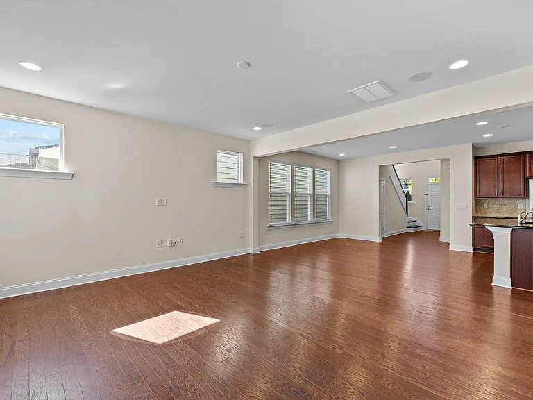 271 Begen St — Photo 18