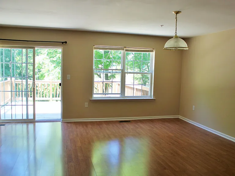 206 Hampshire Dr — Photo 2