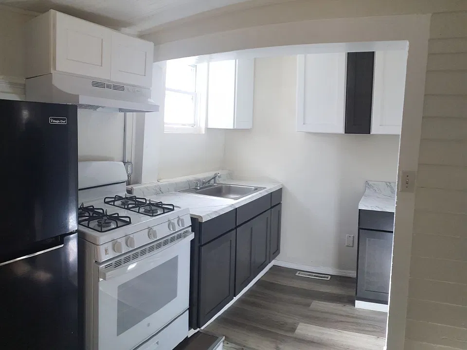 110 Ball St #1