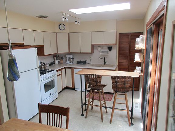 2nd image of 2577 Carmel St