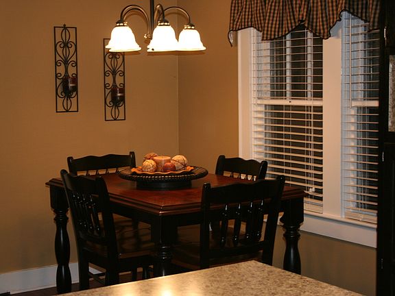 Breakfast/dining area