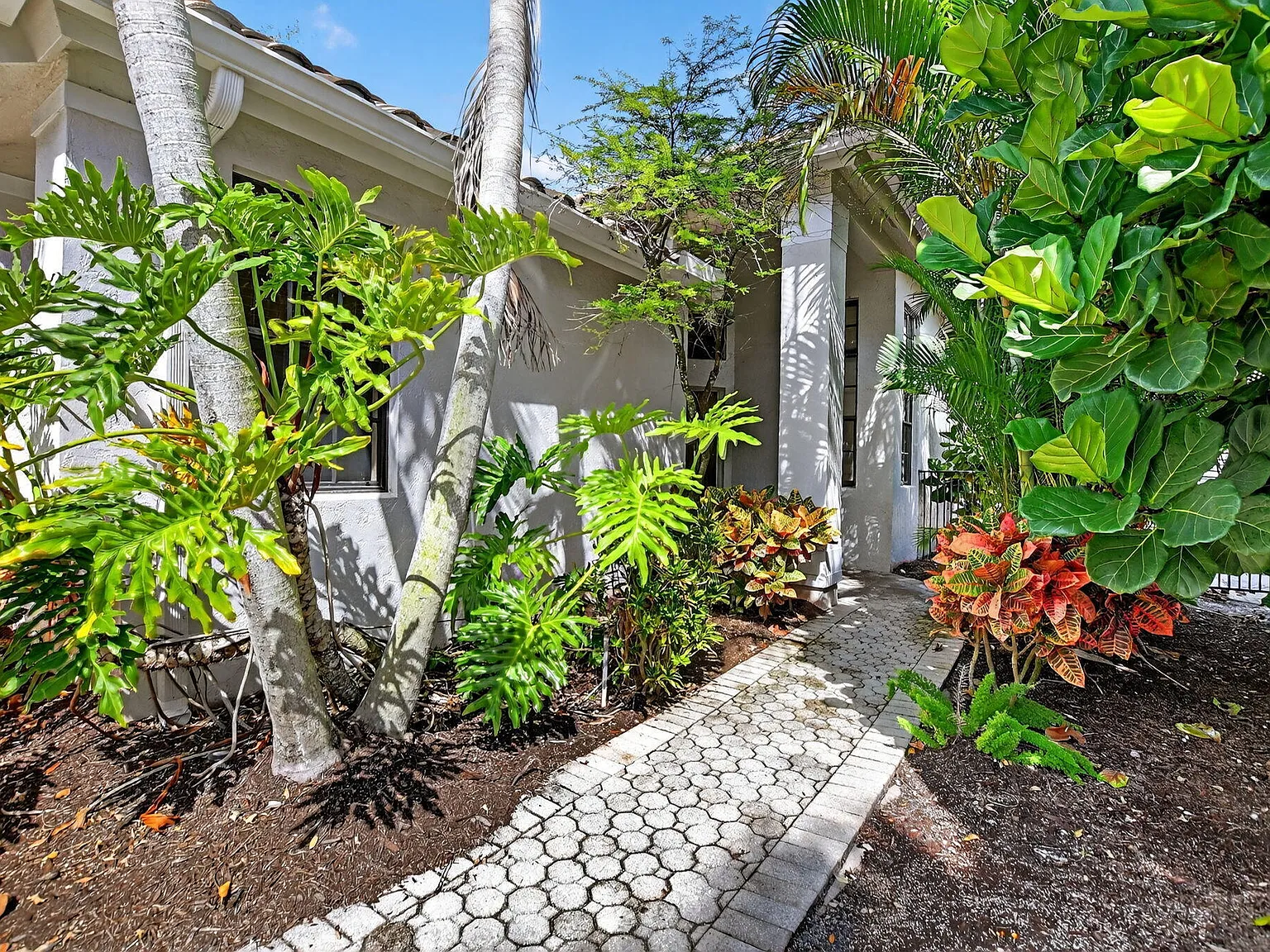 3 bed, 2.5 bath, 2103 sqft, $13,000 — Photo 3