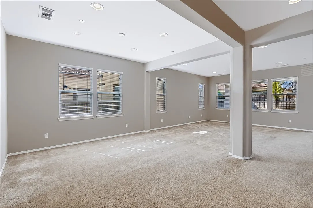 5 bed, 2728 sqft, $3,490 — Photo 4
