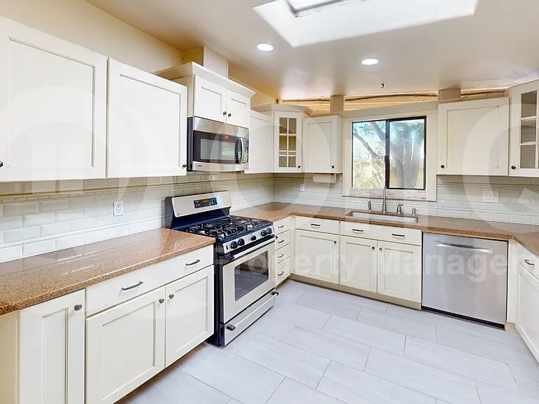 2526 E Allen Rd — Photo 5