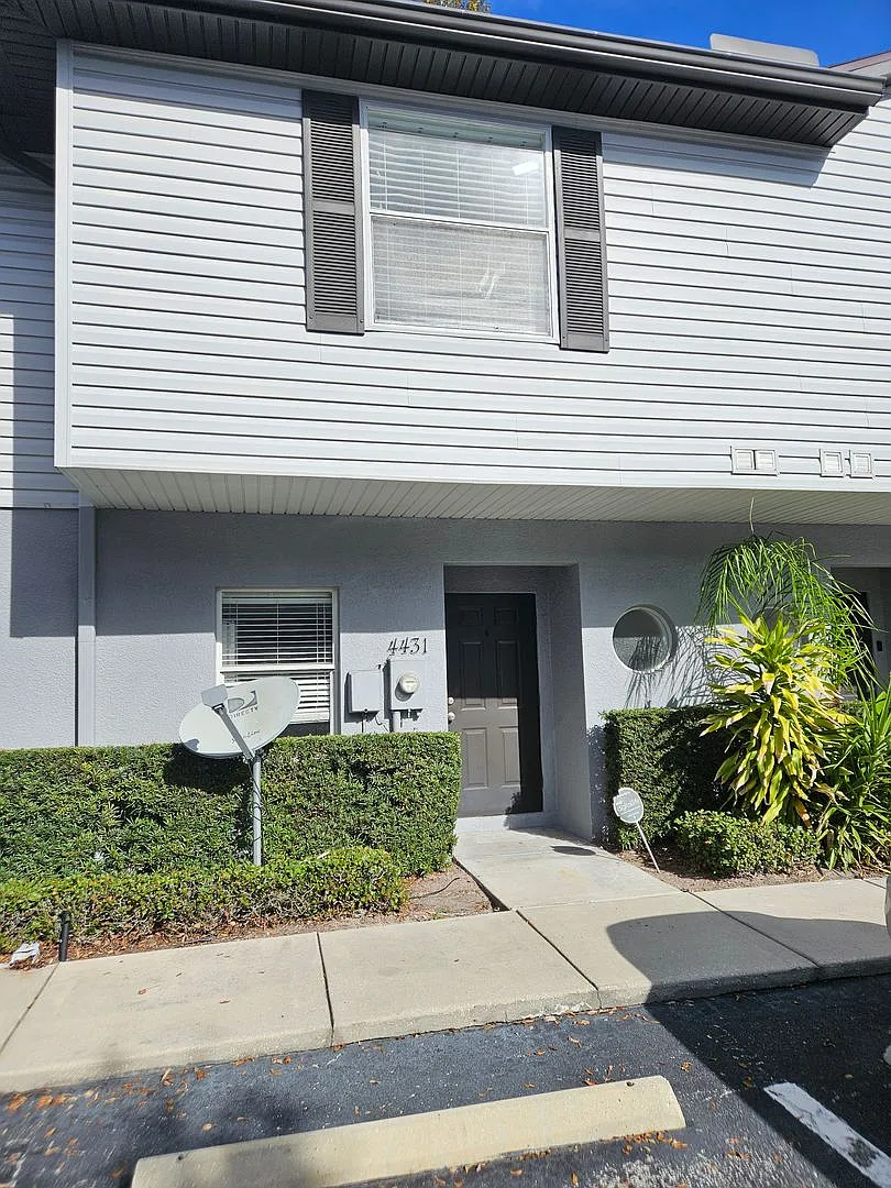 Welcome to your new 3 bedroom, 2.5 bathroom townhome! — Photo 2