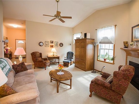 4th image of 142 Carriage Ct