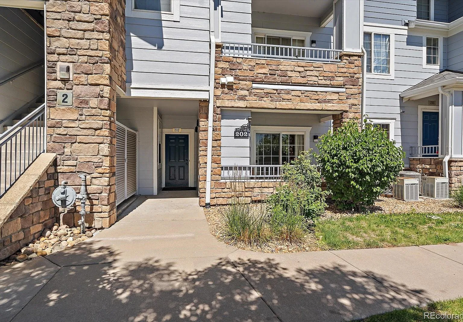 2 bed, 2.0 bath, 1048 sqft, $2,000 — Photo 2