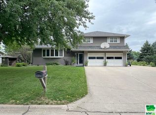 274 12th St SE, Sioux Center, IA 51250