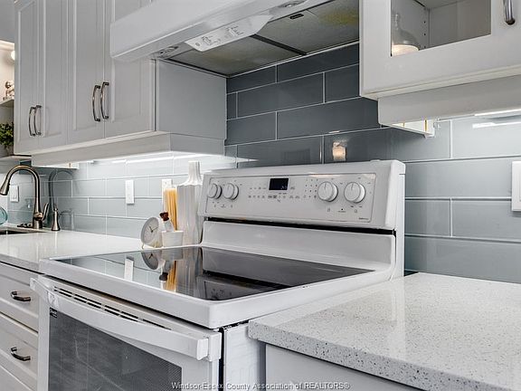 5th image of 16 Erie Glen Cres