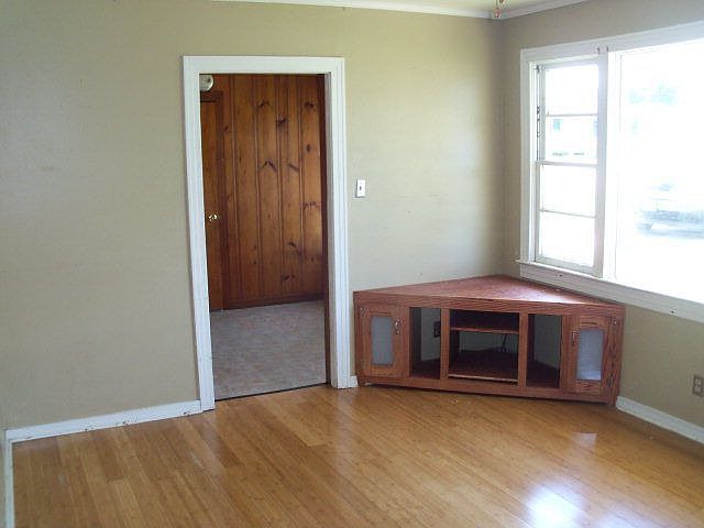 2nd image of 126 N Oak St