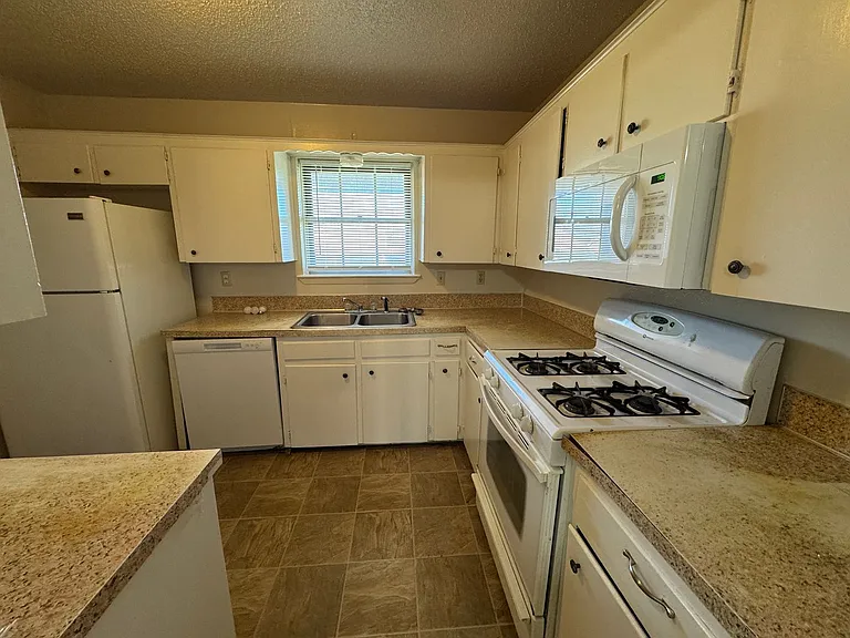 1104 Cummings Ave — Photo 5