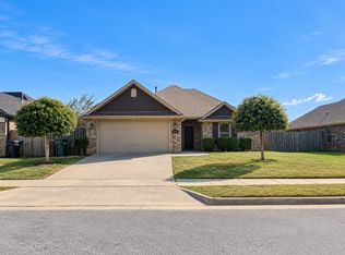 810 E Southern Trace Dr, Rogers, AR 72758