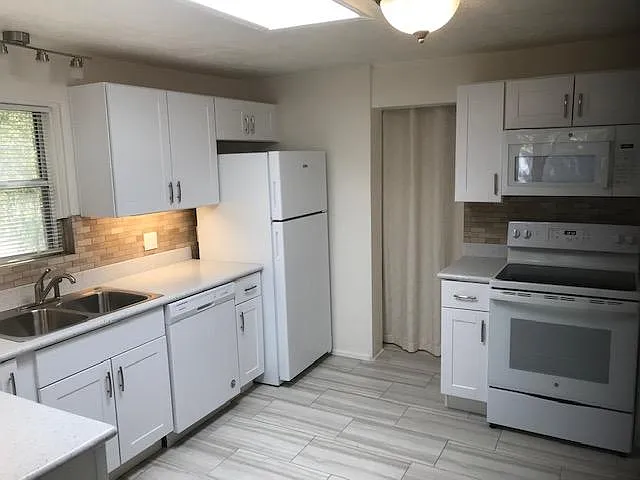 1032 E Glenn St — Photo 12