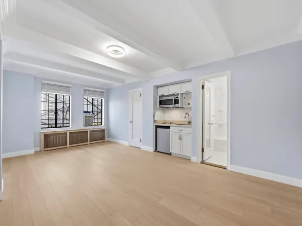 320 East 42nd Street image 1 of 10