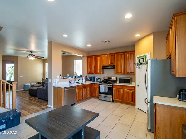 930 S Vista Overlook Dr, Tucson, AZ 85710