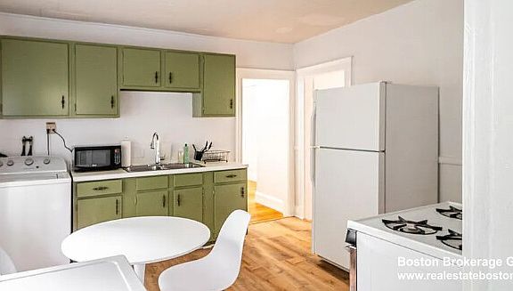 3rd image of 122 Hillside St #1