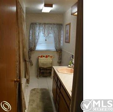 Full Bath&closet.JPG