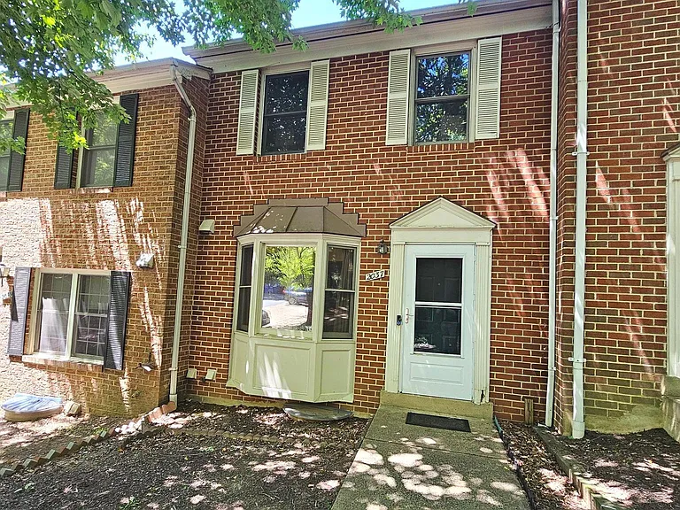 2037 S Glebe Rd — Photo 2