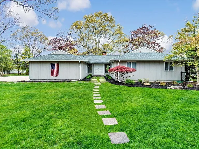8 Coolidge Ln — Photo 2