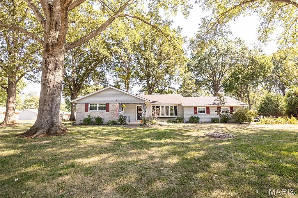 330 Grant Dr photo 1