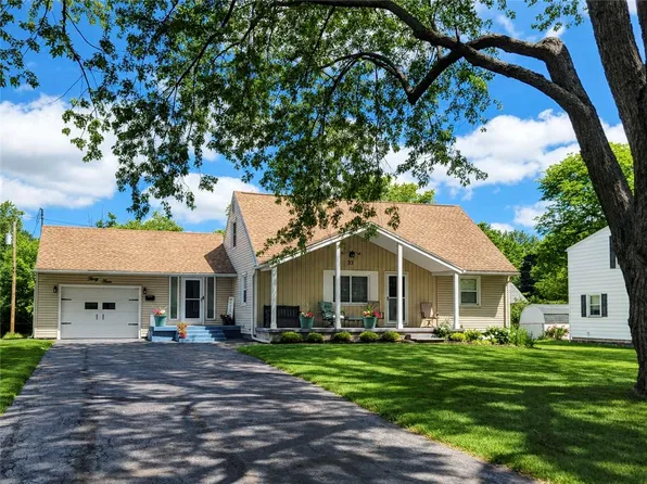 33 Mercedes Dr, Rochester, NY 14624