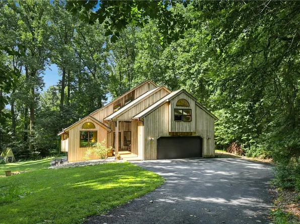 4854 Skytop Dr, Emmaus, PA 18049