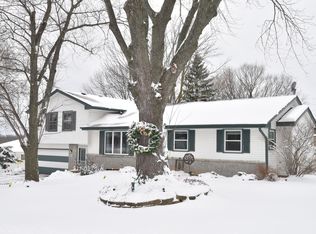 W165N9531 Lexington Dr, Menomonee Falls, WI 53051