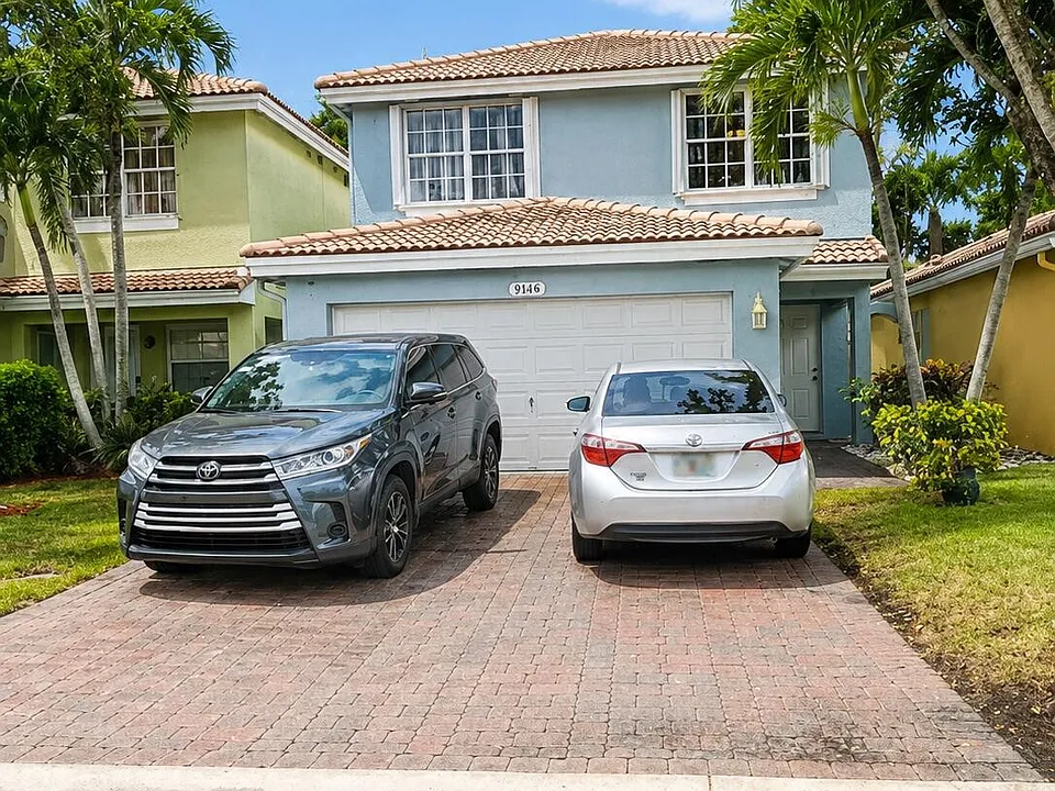 3331 Commodore Ct