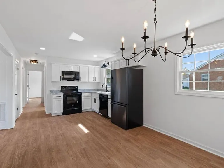 1124 Jackson St — Photo 14