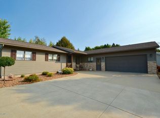 911 Marie Ln, Zumbrota, MN 55992