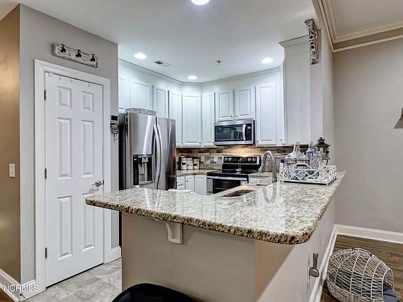 4th image of 215 Valencia Ct Unit 204